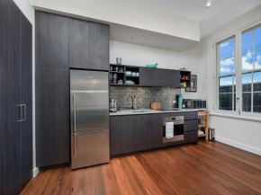 Inner-City apartment minutes walk to dining hubs
